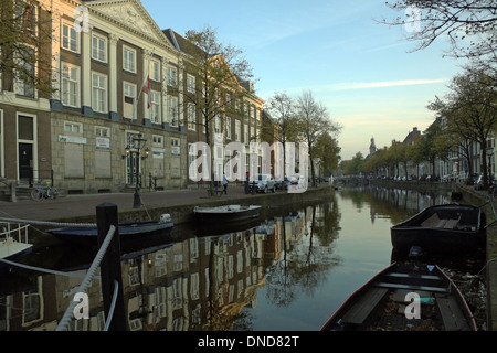 Letzten Sonnenstrahlen am Rapenburg, in die Stadt Leiden, Südholland, Niederlande. Stockfoto