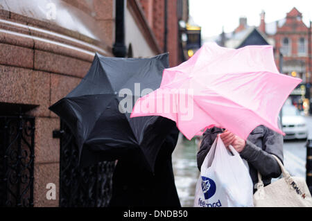 Nottingham, UK. 23. Dezember 2013. Starker Regen und starkem Wind macht die letzte Minute Weihnachtsshopping einen Kampf. Meteorologen warnten weit verbreitete Störung als der stürmischen Wetter über das Vereinigte Königreich übergeben. Bildnachweis: Ian Francis/Alamy Live-Nachrichten Stockfoto