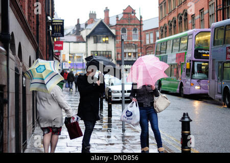 Nottingham, UK. 23. Dezember 2013. Starker Regen und starkem Wind macht die letzte Minute Weihnachtsshopping einen Kampf. Meteorologen warnten weit verbreitete Störung als der stürmischen Wetter über das Vereinigte Königreich übergeben. Bildnachweis: Ian Francis/Alamy Live-Nachrichten Stockfoto