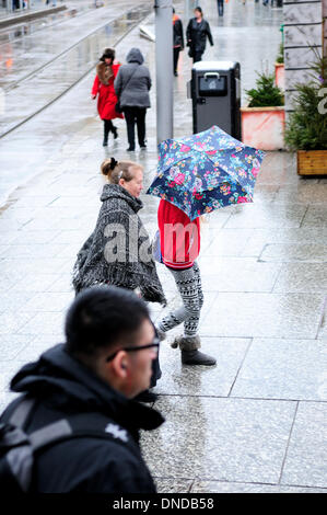Nottingham, UK. 23. Dezember 2013. Starker Regen und starkem Wind macht die letzte Minute Weihnachtsshopping einen Kampf. Meteorologen warnten weit verbreitete Störung als der stürmischen Wetter über das Vereinigte Königreich übergeben. Bildnachweis: Ian Francis/Alamy Live-Nachrichten Stockfoto