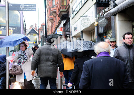 Nottingham, UK. 23. Dezember 2013. Starker Regen und starkem Wind macht die letzte Minute Weihnachtsshopping einen Kampf. Meteorologen warnten weit verbreitete Störung als der stürmischen Wetter über das Vereinigte Königreich übergeben. Bildnachweis: Ian Francis/Alamy Live-Nachrichten Stockfoto