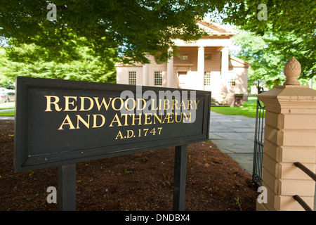 Ein Schild am Eingang zu den Redwood-Bibliothek und Athenaeum in Newport Rhode Island eine Stadt in New England Urlaub. Stockfoto