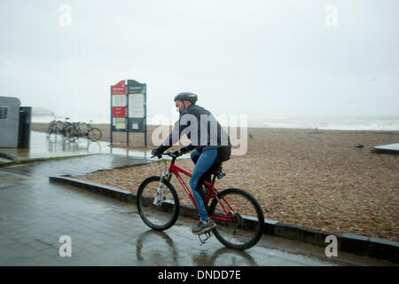 Radrennfahrer kämpfen stürmischen Wetterbedingungen am Strand von Brighton, Brighton, East Sussex UK am 23. Dezember 2013. Stockfoto