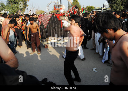 Islamabad. 23. Dezember 2013. Ein pakistanischer schiitischen Moslem flagellates selbst bei einer religiösen Prozession in Islamabad, der Hauptstadt von Pakistan am 23. Dezember 2013. Pakistanische schiitische Muslime statt religiöse Prozession anlässlich den 40. Tag der Trauer nach dem Jahrestag des Todes von Imam Hussain, der Enkel des Propheten Mohammed, zusammen mit seinem nahen Verwandten und Unterstützer in der Schlacht von Kerbela im heutigen Irak im Jahr 680. Bildnachweis: Saadia Seher/Xinhua/Alamy Live-Nachrichten Stockfoto