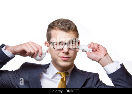 Junger Mann seine Ohren reinigen, Taubheit zu vermeiden Stockfoto