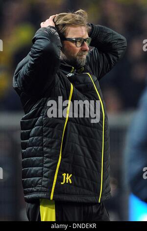 Dortmunds Trainer Juergen Klopp reagiert an der Seitenlinie in der deutschen Bundesliga-Spiel zwischen Borussia Dortmund und Hertha BSC im Iduna Park in Dortmund, Deutschland, 21. Dezember 2013. Foto: Marius Becker/dpa Stockfoto