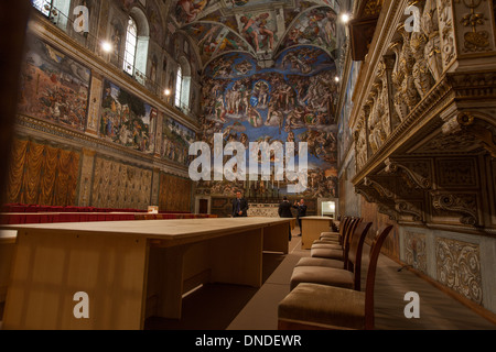 Hinter den Kulissen in der Sixtinischen Kapelle, 13. März 2013, während sie für die Konklave vorbereitet, die Papst Franziskus begrüßt. Stockfoto