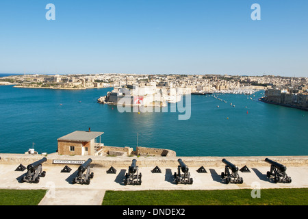 Ein Blick auf die salutieren Batterie von Kanonen auf der Upper Barrakka Gardens in Valletta, Malta. Stockfoto