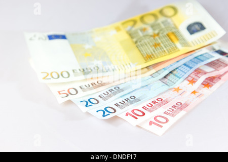 Euro-Banknoten auf andere Notizen liegend mit hellen weißen Hintergrund Stockfoto