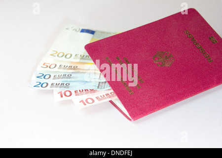 Mehrere Euro-Noten liegen in einem deutschen Reisepass für Reisen Stockfoto