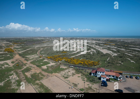 Blick über Dungeness, Kent, England vom Leuchtturm, Romney, Hythe und Dymchurch Dampf Bahnhof zeigen. Stockfoto