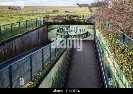 Stillgelegten Fußgängertunnel in Stonehenge in Wiltshire UK mit einem feinen Wandbild von der Henge und bald abgerissen werden (Winter 2013) Stockfoto