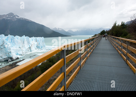 Wandern auf Brücke, Perito Moreno Gletscher Los Glaciares Nationalpark Argentinien Stockfoto