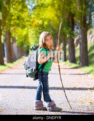 Blond-Explorer Kind Mädchen zu Fuß mit Rucksack wandern im Herbst Bäume Spur hält Stock Stockfoto