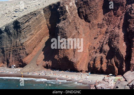 SANTORINI (THIRA), KYKLADEN, GRIECHENLAND. Rote und schwarze Lava Felsen am roten Strand (Kokkini Ammos) in der Nähe von Akrotiri. 2013. Stockfoto