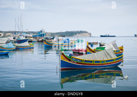 Ein Blick auf traditionelle, bunte Luzzu maltesische Fischerboote im Hafen von Marsaxlokk in Marsaxlokk, Malta. Stockfoto