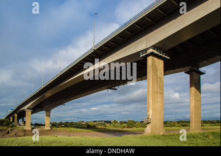 Avon Brücke Beschleunigung Verkehr auf der Autobahn M5 acht Fahrstreifen über den Fluss Avon nach West Country Großbritannien Stockfoto