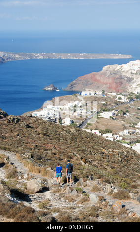 SANTORINI (THIRA), KYKLADEN, GRIECHENLAND. Ein junges Paar in den Hügeln in der Nähe von Oia. 2013. Stockfoto