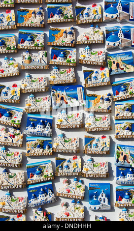 SANTORINI (THIRA), KYKLADEN, GRIECHENLAND. Es gibt viele bunte Kühlschrankmagnete in einen Souvenir-Shop zu verkaufen. 2013. Stockfoto