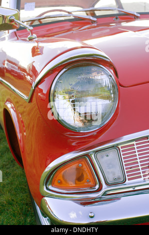 Nahaufnahme Foto ansehen des Ford Anglia Scheinwerfer Oldtimer UK Stockfoto