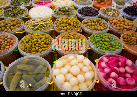 Eingelegtes Gemüse abwechslungsreich Oliven Zwiebel Karotte Lupinen Paprika Gurke in Folge Stockfoto