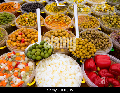 Eingelegtes Gemüse abwechslungsreich Oliven Zwiebel Karotte Lupinen Paprika Gurke in Folge Stockfoto