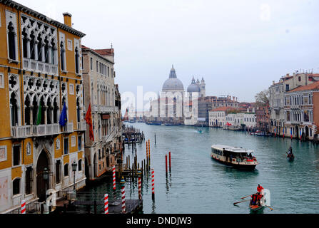 Venedig. 24. Dezember 2013. Foto aufgenommen am 21. Dezember 2013 zeigt die Venedig Canale Grande in Venedig, Italien. Venedig liegt im Nordosten Italiens und es ist das Kapital Stadt von Venetien. Durch Kanäle getrennt und verbunden durch Brücken, Venedig ist berühmt für seine schönen Blick und Architektur. Die Stadt mit seiner Lagune hat im Jahr 1987 als Weltkulturerbe von der UNESCO gelistet. © Xu Nizhi/Xinhua/Alamy Live-Nachrichten Stockfoto