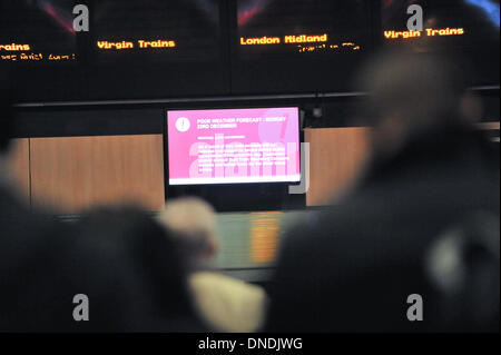 Euston Station, London, UK. 23. Dezember 2013. Passagiere warten, da viele Jungfrau-Züge aufgrund eines Stromausfalls stark verzögert. Starke Winde und Sturm verursachte Störung in ganz Großbritannien. Bildnachweis: Matthew Chattle/Alamy Live-Nachrichten Stockfoto