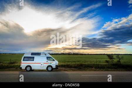 Britz Camper van auf der Straße, Western Australia, Australien Stockfoto