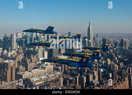 Die US Navy Blue Angels Überführung New York City in einer Delta-Formation 13. Dezember 2013 in New York, NY. Stockfoto