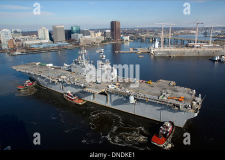 Schlepper Stellung der US Navy amphibischer Angriff Schiff USS Kearsarge BAE Systeme Norfolk Schiff Reparatur für eine fünfmonatige geplante Wartung 16. Dezember 2013 in Norfolk (Virginia) eingeben Stockfoto