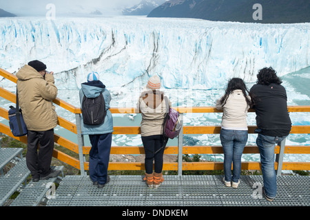 Touristen, Perito Moreno Gletscher Los Glaciares Nationalpark Argentinien Stockfoto