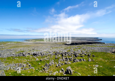 Karstlandschaft auf irischen Aran-Inseln auf der Insel Inishmore, County Galway. Stockfoto