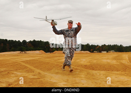 Soldat der US Army startet eine RQ-11 b Raven unbemannte Antennenanlage, bevor eine Anweisung Flug im McCrady Training Center 21. November 2013 in Eastover, S.C. Stockfoto