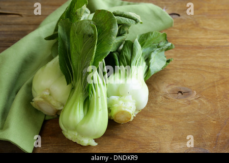 Bok Choy (Chinakohl) auf einem Holztisch Stockfoto