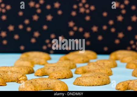 Frisch gebackene Vanillekipferl mit Sternenhimmel Stockfoto