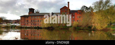 Herbst, Derby Silk Mühle, World Heritage Site, Fluss Derwent, Derby Stadtzentrum, Derbyshire, England, UK Stockfoto