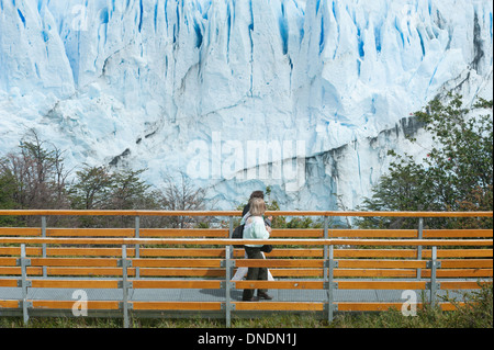 Touristen, die gerade Eisberg, Perito Moreno Gletscher Los Glaciares Nationalpark Argentinien Stockfoto