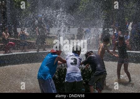 Buenos Aires, Argentinien. 23. Dezember 2013. Einheimische nutzen jede Gelegenheit zur Bekämpfung der hohen Temperaturen, die Buenos Aires getroffen hat. Dezember 2013 getroffen hat einen neuen Rekord erreichen über 10 Tage Temperaturen über 30 ° C und mit einer prognostizierten Ankündigung noch mehr Tage der erstickenden Hitze mit Höchsttemperaturen von über 36¼C erwartet zu Weihnachten. Bildnachweis: Patricio Murphy/ZUMAPRESS.com/Alamy Live-Nachrichten Stockfoto