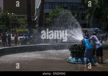 Buenos Aires, Argentinien. 23. Dezember 2013. Einheimische nutzen jede Gelegenheit zur Bekämpfung der hohen Temperaturen, die Buenos Aires getroffen hat. Dezember 2013 getroffen hat einen neuen Rekord erreichen über 10 Tage Temperaturen über 30 ° C und mit einer prognostizierten Ankündigung noch mehr Tage der erstickenden Hitze mit Höchsttemperaturen von über 36¼C erwartet zu Weihnachten. Bildnachweis: Patricio Murphy/ZUMAPRESS.com/Alamy Live-Nachrichten Stockfoto