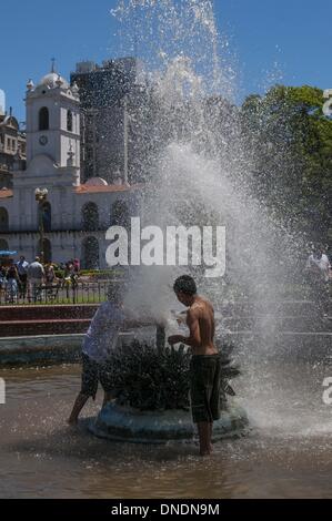 Buenos Aires, Argentinien. 23. Dezember 2013. Einheimische nutzen jede Gelegenheit zur Bekämpfung der hohen Temperaturen, die Buenos Aires getroffen hat. Dezember 2013 getroffen hat einen neuen Rekord erreichen über 10 Tage Temperaturen über 30 ° C und mit einer prognostizierten Ankündigung noch mehr Tage der erstickenden Hitze mit Höchsttemperaturen von über 36¼C erwartet zu Weihnachten. Bildnachweis: Patricio Murphy/ZUMAPRESS.com/Alamy Live-Nachrichten Stockfoto