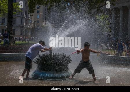 Buenos Aires, Argentinien. 23. Dezember 2013. Einheimische nutzen jede Gelegenheit zur Bekämpfung der hohen Temperaturen, die Buenos Aires getroffen hat. Dezember 2013 getroffen hat einen neuen Rekord erreichen über 10 Tage Temperaturen über 30 ° C und mit einer prognostizierten Ankündigung noch mehr Tage der erstickenden Hitze mit Höchsttemperaturen von über 36¼C erwartet zu Weihnachten. Bildnachweis: Patricio Murphy/ZUMAPRESS.com/Alamy Live-Nachrichten Stockfoto