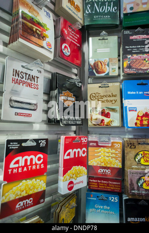 Eine Auswahl an Geschenk-Karten in einem Store in New York Stockfoto