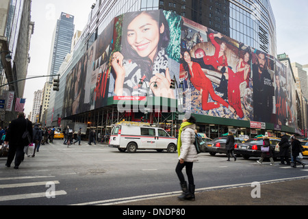 Eine riesige Plakatwand kündigt die zukünftige Ankunft ein H & M Kaufhaus am Herald Square, gegenüber von Macy's, in New York Stockfoto