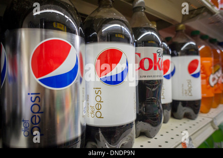 Diet Pepsi und Cola Flaschen sind auf einem Supermarktregal in New York gesehen. Stockfoto