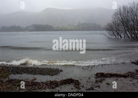 Thirlmere, Lake District, Großbritannien. 23. Dezember 2013. Starkregen und stürmischen Bedingungen auf Thirlmere, mit geschwollenen Streams laufen hinunter die Seite der Helvelyn, im Lake District, Cumbria. Bildnachweis: Wayne HUTCHINSON/Alamy Live-Nachrichten Stockfoto