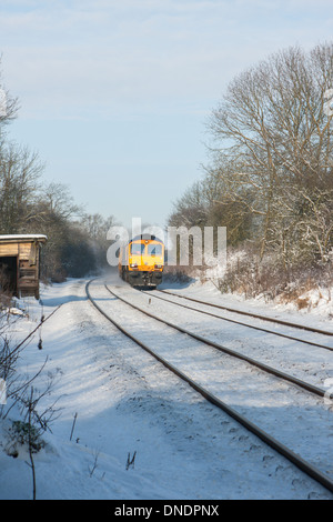 Class 66 GBRf Fracht Diesellok Reisen durch Schnee zwischen Melton Mowbray Leicestershire und Oakham Rutland UK Stockfoto