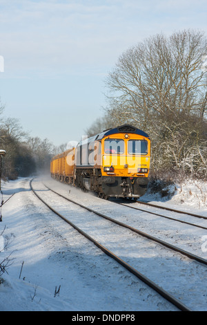 Class 66 GBRf Fracht Diesellok Reisen durch Schnee zwischen Melton Mowbray Leicestershire und Oakham Rutland UK Stockfoto