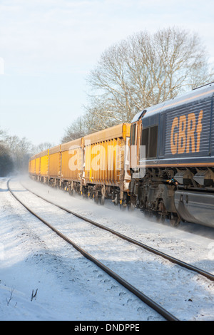 Class 66 GBRf Fracht Diesellok Reisen durch Schnee zwischen Melton Mowbray Leicestershire und Oakham Rutland UK Stockfoto