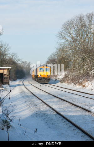 Class 66 GBRf Fracht Diesellok Reisen durch Schnee zwischen Melton Mowbray Leicestershire und Oakham Rutland UK Stockfoto